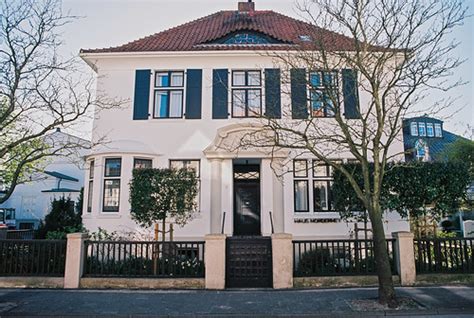 Damals verwirklicht sich eine norderneyer familie ihren traum vom eigenen heim mit einer großzügig gestalteten jugendstilvilla inmitten der sich gerade. Hotel Haus Norderney | Kodak Ektar 100 Olympus OM-1n ...