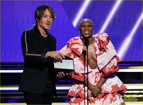 cynthia erivo presents best pop solo performance with keith urban at grammys 2020 photo 4423527