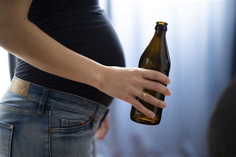 drinking during pregnancy one in twenty does it anyway