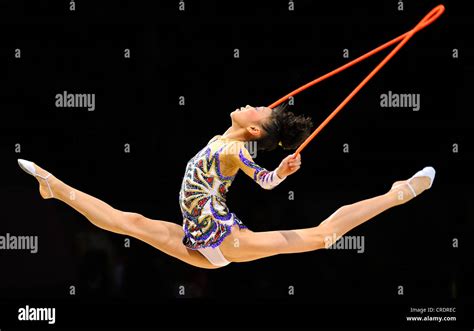 Frau Macht Rhythmische Gymnastik Mit Seil Stockfoto Bild Alamy