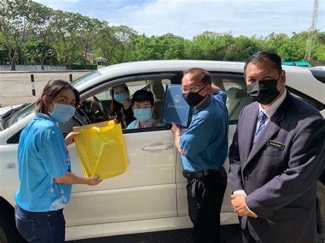 Tamat sekolah adalah telah menyelesaikan pelajaran pada kelas/tingkat terakhir suatu jenjang pendidikan di sekolah negeri maupun swasta dengan mendapatkan tanda tamat/ijazah. Pengambilan Sijil Tamat Sekolah Archives - Pejabat ...