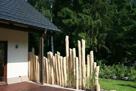 Gerade auf einer kleinen terrasse ist der platz für pflanzen begrenzt, deshalb denken sie in die höhe und nutzen alle verfügbaren wände und mauern aus. Holznuance Sichtschutz aus gebürsteten Robinestämmen ...