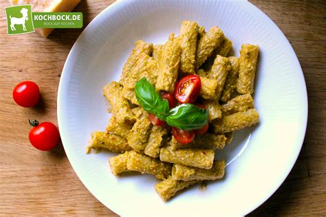 Pesto alla trapanese is a sicilian sauce made with almonds and raw tomato. Pesto alla Trapanese | Kochbock.de
