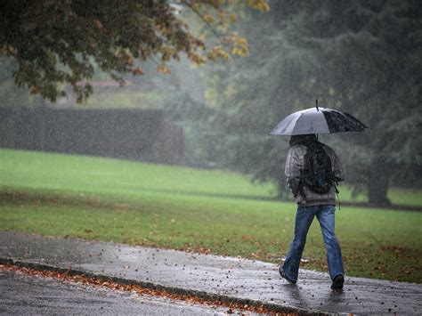 Uk Weather Strong Winds And Showers Batter Uk Holiday Makers The