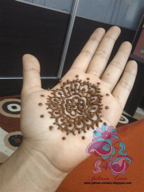 Motif henna tangan sederhana untuk kamu calon pengantin dan cara melukisnya, henna merupakan hiasan tangan yang menyerupai tato dengan motif dan bentuk yg unik, biasanya motif paling banyak ialah motif daun atau gambar lain yg menarik. Gambar Lukisan Inai Di Tangan Simple | Balehenna