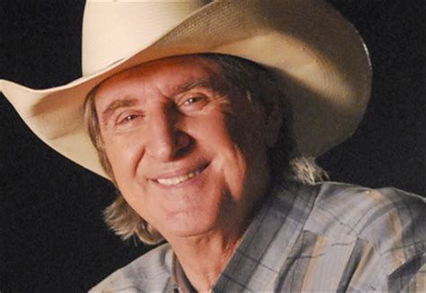 Sérgio reis canta ao lado do filho, o músico marco bavini — foto: Esposa de Sérgio Reis explica que músico se esqueceu de ...