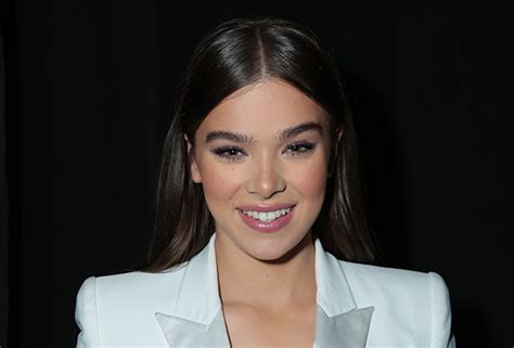 Hailee Steinfeld To Play Emily Dickinson In Apple Comedy Series Tvline