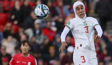 Foto Melihat Aksi Nouhaila Benzina Pesepak Bola Wanita Pertama Yang