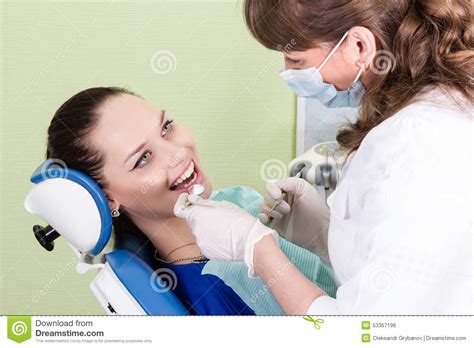 O Dentista Verifica Os Dentes A Seu Paciente Foto De Stock Imagem De