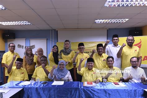 Pertabalan agong ke 16 semua raja raja melayu hadir kecuali johor kelantan reaction. Putra, Perkasa merafak sembah pertabalan YDP Agong ke-16