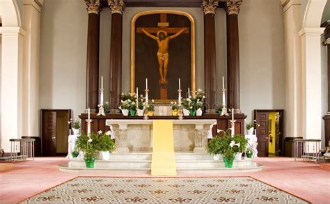 Altar Da Igreja Católica Foto De Stock Imagem De Espiritualidade 4864432