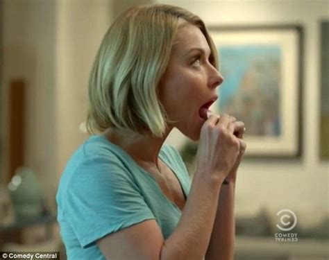Kelly Ripa Gets Stoned And Drunk In Broad City Cameo In Video Daily Mail Online