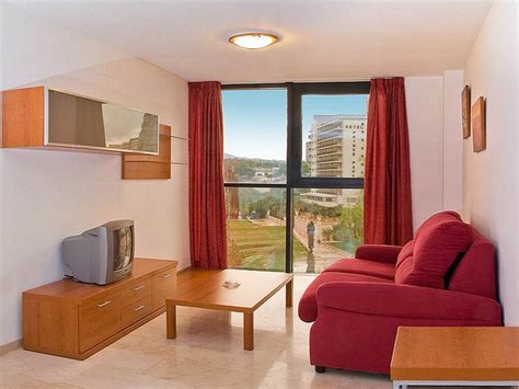 Apartamento amueblado, de esquina, en la segunda planta que cuenta con 1 dormitorio, baño con ducha, cocina independiente y aire acondicionado con bomba de calor. Apartamentos En Alquiler En Benidorm