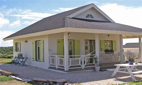 Small modern farmhouse with three bedrooms, minimalist design, open planning & vaulted ceiling. Modern Beautiful Small Cottages Cute Small Cottage House ...