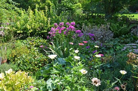 Garten im Landhausstil gestalten - So schaffen Sie Cottage ...