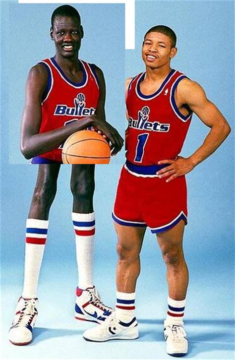 The shortest players ever was tyrone 'muggsy' bogues, he is 5'3. Tallest player to ever play in the NBA with the shortest ...