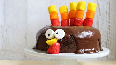 Check out this super easy tutorial on how to make a thanksgiving turkey cake. Chocolate-Dipped Marshmallow Turkey Cake Recipe - Tablespoon.com