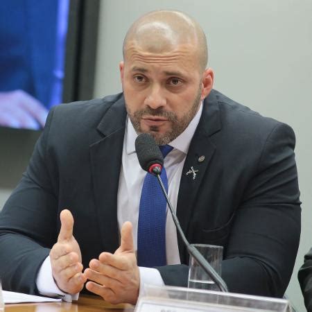 Policial militar, conservador, bacharelando em direito, deputado federal, totalmente parcial e ideológico. Alvo do STF, deputado do RJ já foi investigado na PM por ...