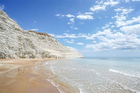 La visite des ruines vous prendra presque une journée entière de déambulation au milieu des vieilles pierres. Agrigente, entre temples et falaises - Explore le Monde