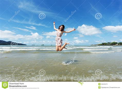 Gelukkig Meisje Op Het Strand Stock Afbeelding Image Of Overzees