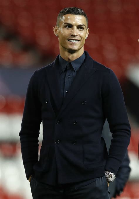 ▶ merhabalar bu videomda, cristiano ronaldo'nun yeni (2020) saç modelini uyguladık, model ismi man bun, aklınıza takılan şeyler olursa yorumdan bana. Hit Saç Modeli Undercut'a İlham Veren 12 Ünlü