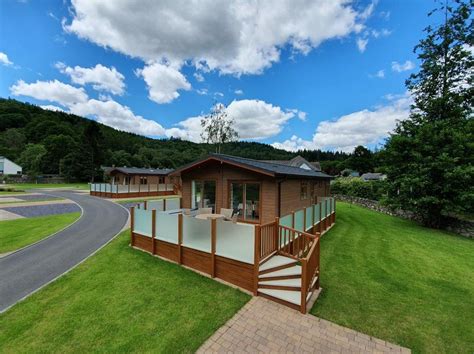 Luxury Lodge With Hot Tub In Quiet Area Within Walking Distance To