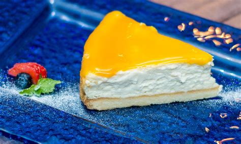 La tarta de queso es todo un clásico en la cocina tradicional. Tarta de queso fría con gelatina de mango, ¡acierto ...