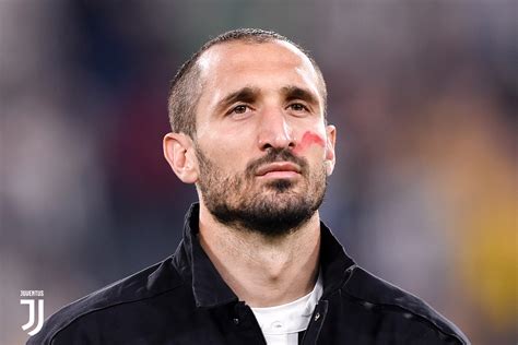 Giorgio chiellini is a defender and is 6'1 and weighs 168 pounds. Giorgio Chiellini - Biography, Height & Life Story | Super ...