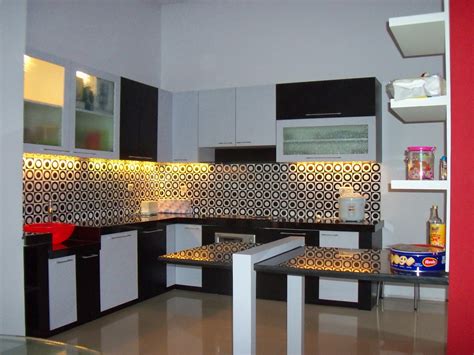 Karena warna ini malah akan membuat ruangan semakin kecil. Kitchen Set Hitam Putih Memudahkan Akivitas di Dapur ...