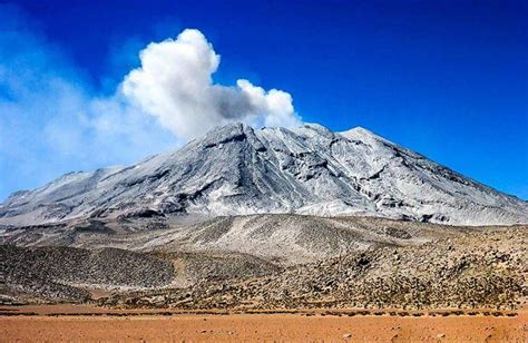 Volcán Peruano Ubinas Registró Explosión Que Produjo Columna De Ceniza