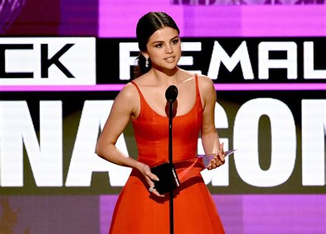 I Was Absolutely Broken Inside Selena Gomez Delivers Emotional Speech At American Music