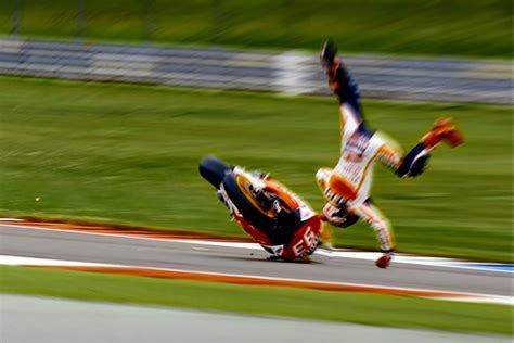 Motogp Pourquoi Les Pilotes Survivent Aux Crashs