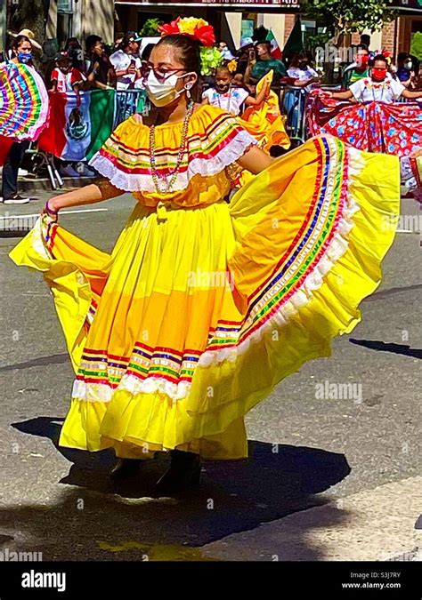 Bright Yellow Dress On Traditional Mexican Dancer Stock Photo Alamy