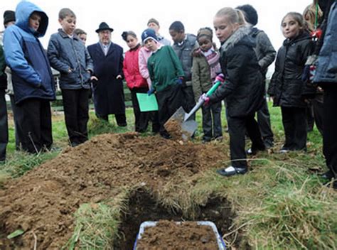 Feltham Hill School Buries A Time Capsule Mylondon
