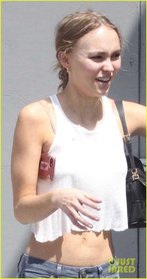 Lily Rose Depp Shows Off Her Toned Tummy In Crop Tank Top Photo 3945181 Lily Rose Depp