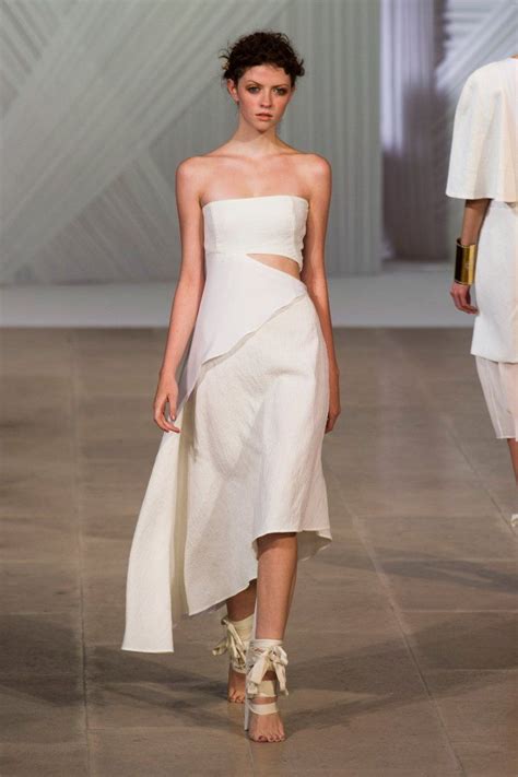 #fatima lopes #ss17 #spring2017 #details #close up #fabric #dress #model #models #runway #paris fashion week #fashion. Fatima Lopes | Vestidos, Look
