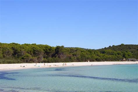 In the idyllic sakarun bay, 3 km southeast of veli rat, you will find an 800 meter long sandy beach sharing the bay's name, which is very popular among tourists and locals. DUGI OTOK > Sakarun - Istrien / Kroatien: Photos und ...