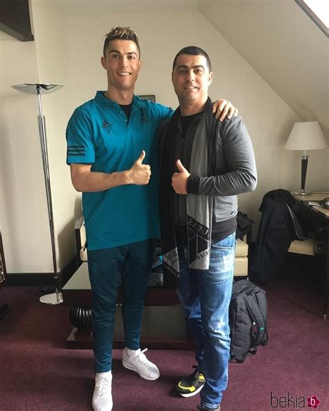 Cristiano Ronaldo Posando Feliz Junto A Su Hermano Hugo Aveiro Así