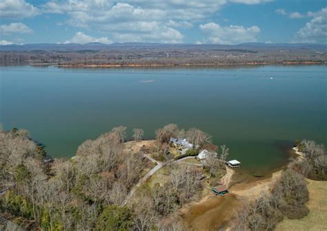 These East Tennessee Lake Homes Are The Perfect Spring Getaway