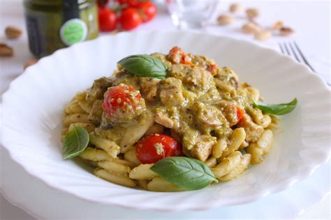Sostituite i pomodorini con zucchine tagliate. Cavatelli con pesto di pistacchi, pesce spada e pomodorini ...