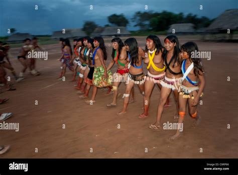 Traditioneller Tanz Von Xingu Indianer In Der Amazone Brasilien