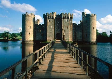 Top 10 Castles With Moats Castles Surrounded By Water And Lakes