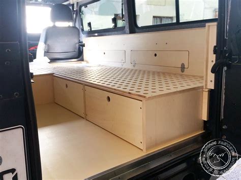 Nicht alle sitzbänke sind einfach für sitzen geeignet. Schubladen für die Sitzbank | Landrover defender ...