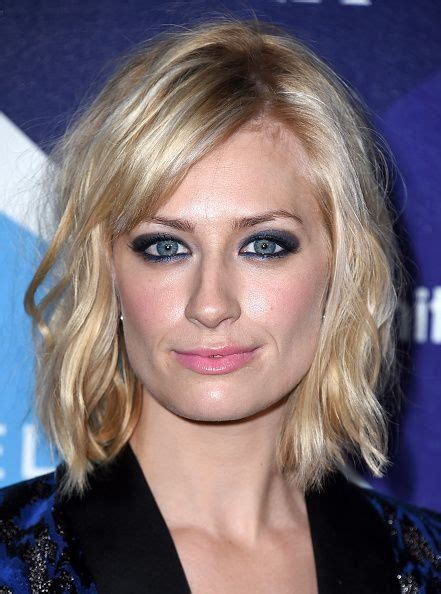 Beth Behrs With A Wavy Lob Dramatic Blue Smokey Eyes And Light Pink