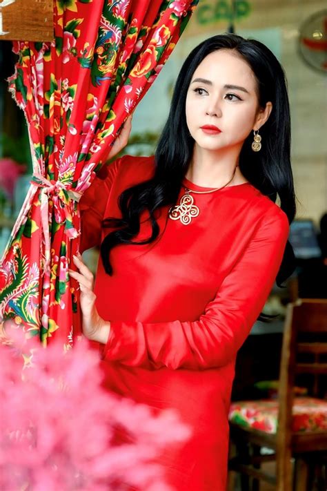 Nữ Hoàng Hoa Hồng Bùi Thị Thanh Hương Khát Khao đưa Tà áo Dài Việt Nam