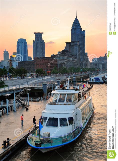 Shanghai Der Huangpu Fluss Mit Boot Stockfoto Bild Von Grenzstein