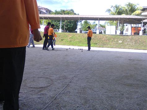 Petanque adalah suatu bentuk permainan boules (bola) yang tujuannya melempar bola besi sedekat mungkin dengan bola kayu yang disebut choconnet ( boka/joke). Blog Cik Miela: Main Petanque??