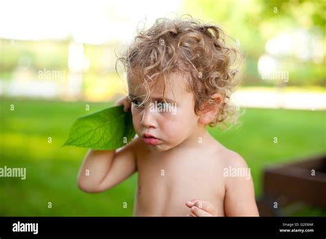 Nackter Oberkörper Junge Grüne Blatt Anhören Stockfotografie Alamy