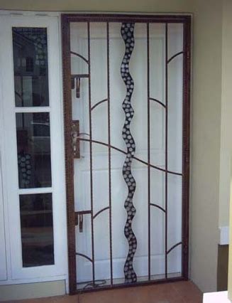 Teralis sendiri memiliki banyak macam salah satunya adalah teralis jendela besi ulir. Model teralis pintu minimalis terbaru | Ladder decor ...
