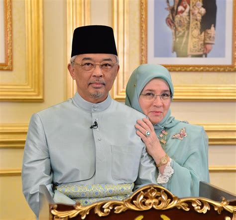 He is the head of islam in the state and the source of all titles, honours and dignities in the state. Terkenal Sikap Ramah & Berjiwa Rakyat TUNKU AZIZAH Sambut ...